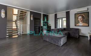 Дом 300м&sup2;, 3-этажный, на длительный срок, 