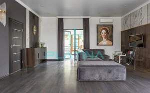 Дом 300м&sup2;, 3-этажный, на длительный срок, 