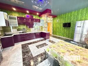 Дом 280м&sup2;, 3-этажный, на длительный срок, 