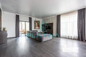 Дом 300м&sup2;, 3-этажный, на длительный срок, 