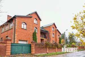 Дом 933м&sup2;, 3-этажный, участок 33 сот.  