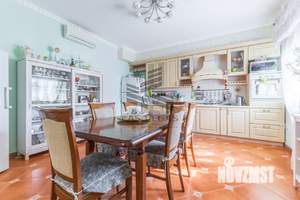 Коттедж 294м², 2-этажный, участок 10 сот.  