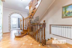 Коттедж 294м², 2-этажный, участок 10 сот.  