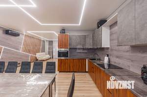 Дом 220м&sup2;, 2-этажный, участок 4 сот.  