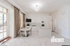 Дом 196м&sup2;, 3-этажный, участок 10 сот.  