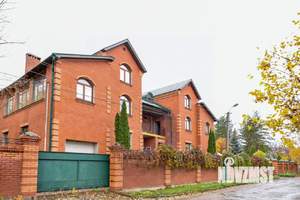 Дом 933м², 3-этажный, участок 33 сот.  