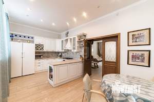 Дом 241м², 3-этажный, участок 10 сот.  