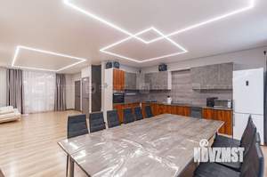 Дом 220м&sup2;, 2-этажный, участок 4 сот.  