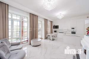 Дом 196м&sup2;, 3-этажный, участок 10 сот.  