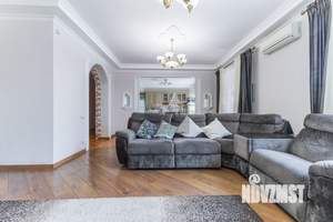 Коттедж 294м&sup2;, 2-этажный, участок 10 сот.  