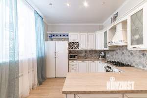 Дом 241м², 3-этажный, участок 10 сот.  