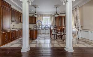 Дом 270м², 3-этажный, участок 10 сот.  