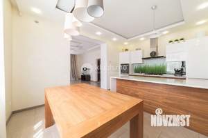 Дом 240м², 2-этажный, участок 6 сот.  
