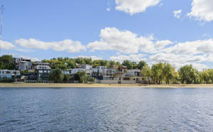 Дом 656м&sup2;, 3-этажный, участок 30 сот.  