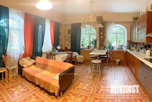 Дом 364м&sup2;, 2-этажный, участок 13 сот.  