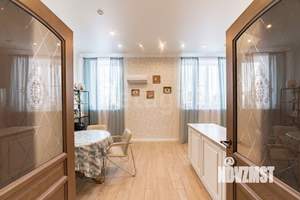 Дом 241м², 3-этажный, участок 10 сот.  